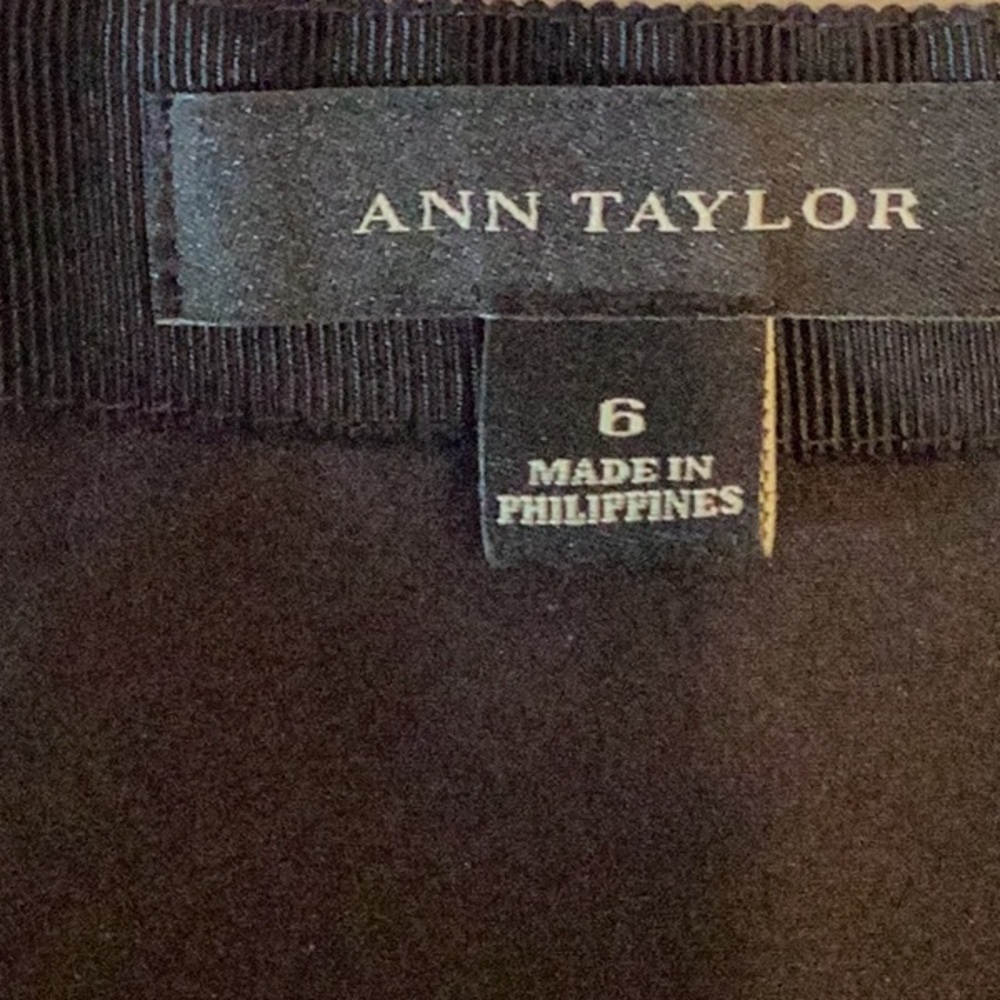 Ann Taylor Classic Black Pencil Skirt, size 6. - Picture 3 of 4